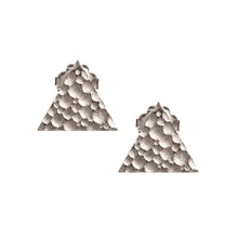 Carica l&#39;immagine nel visualizzatore di Gallery, Orecchini a triangolo pieno in oro bianco lunare
